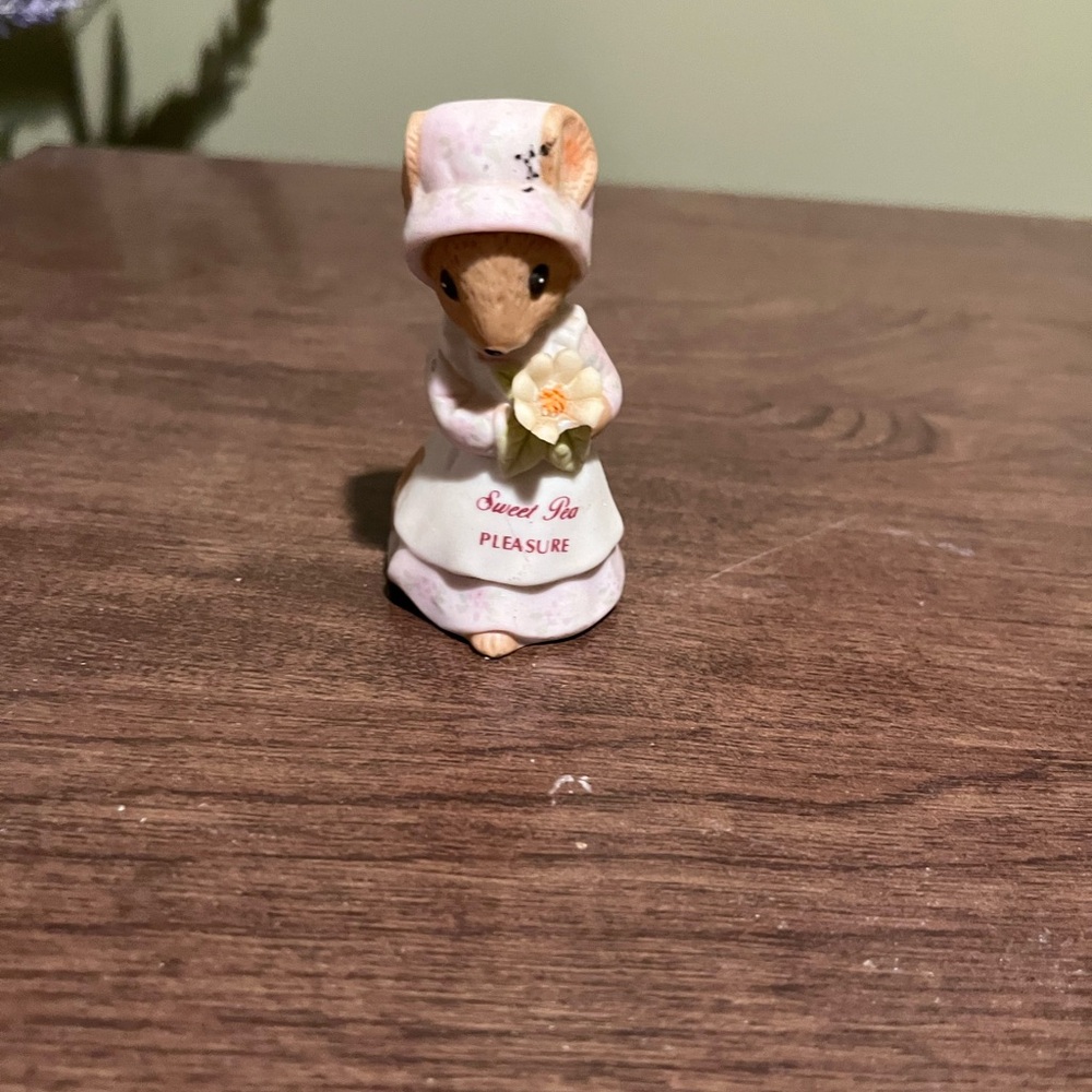 Vintage Enesco Sweet Pea Pleasure Mouse Figurine - Cream and Pink. April